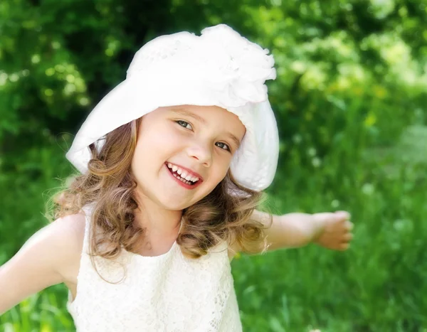 Retrato de adorável menina sorridente — Fotografia de Stock