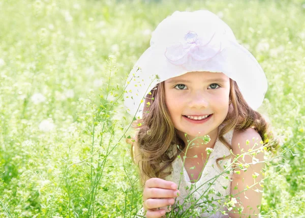 Ritratto di adorabile sorridente bambina — Foto Stock