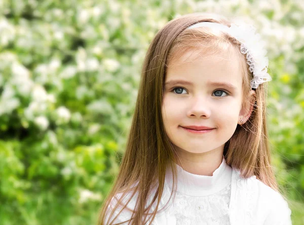 Portrét rozkošný usměvavá holčička — Stock fotografie