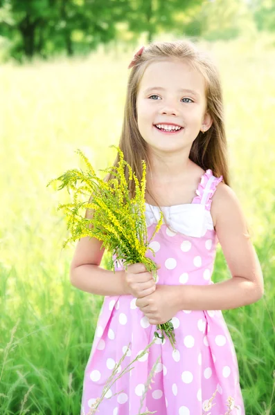 Ritratto di adorabile sorridente bambina con fiori — Foto Stock