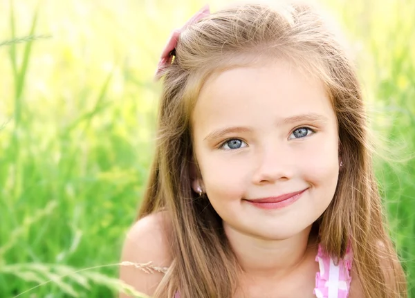 Portrait d'adorable petite fille souriante — Photo