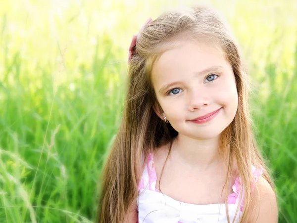 Retrato de adorável menina sorridente — Fotografia de Stock