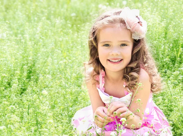 可爱微笑小女孩的肖像 — 图库照片