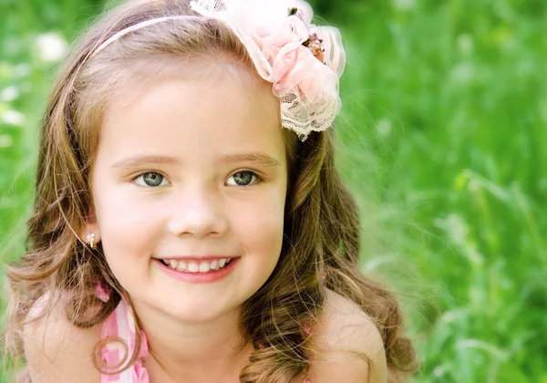 Портрет очаровательной улыбающейся маленькой девочки — стоковое фото