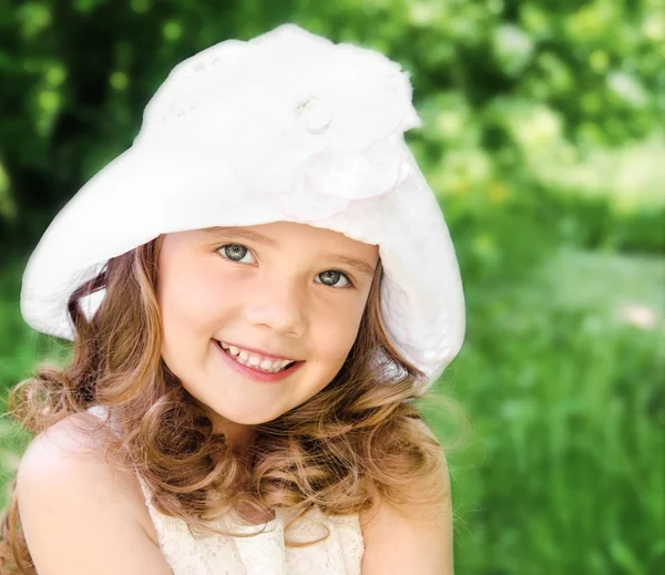可爱微笑小女孩的肖像 — 图库照片