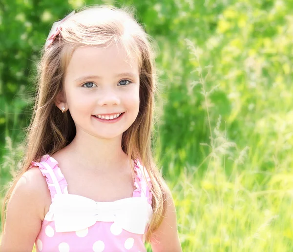 Retrato de adorável menina sorridente — Fotografia de Stock