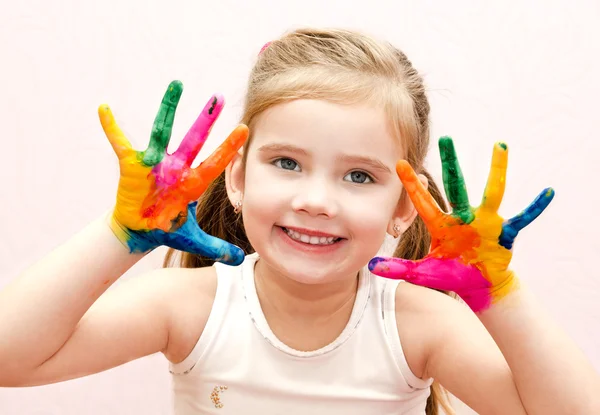 Sevimli küçük kız ellerinde boya ile gülümseyen — Stok fotoğraf