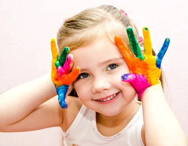 Schattig lachende klein meisje met handen in verf — Stockfoto