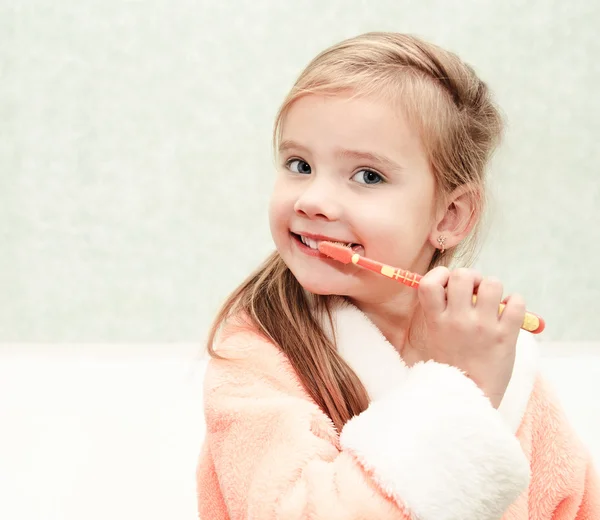 Ler söt liten flicka borsta tänder — Stockfoto
