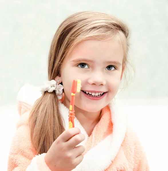 Sonriente linda niña cepillarse los dientes — Foto de Stock