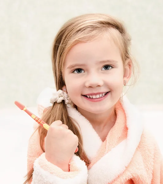 Glimlachend schattige kleine meisje borstelen tanden — Stockfoto