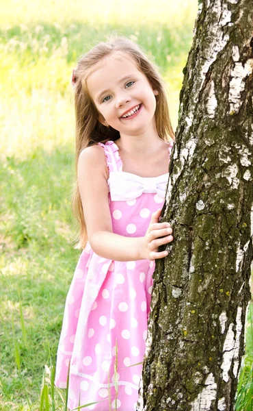 Retrato de adorable niña sonriente — Foto de Stock