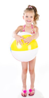 sevimli küçük kız izole topa tutan mayo gülüyor