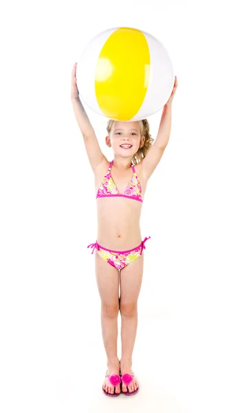 Linda niña sonriente en traje de baño sosteniendo la bola aislada — Foto de Stock