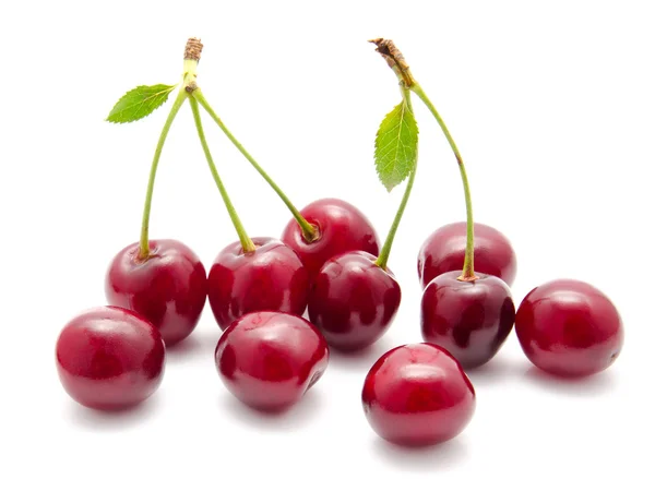 Sappige cherry bij blad geïsoleerd — Stockfoto