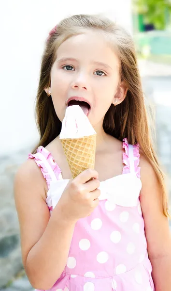 Carino bambina mangiare gelato — Foto Stock