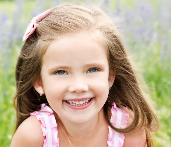 Портрет очаровательной улыбающейся маленькой девочки — стоковое фото