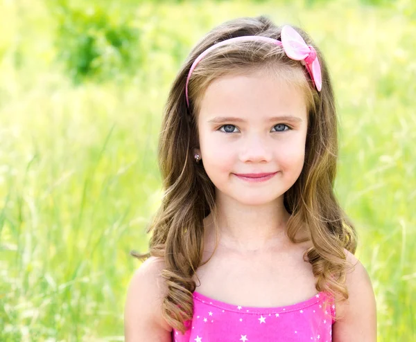 Aranyos mosolygós kislány portréja — Stock Fotó