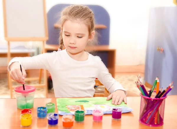Schattig klein meisje tekenen met paint — Stockfoto
