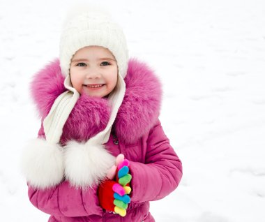 kış günü, gülümseyen küçük kız portresi 