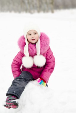 Açık oynarken sevimli gülümseyen küçük kız