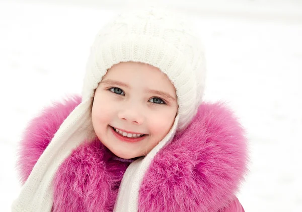 Retrato de menina sorridente no dia de inverno — Fotografia de Stock