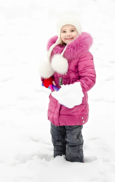 Portrait of smiling little girl with shovel in winter day — Stock Photo, Image