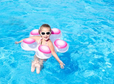 Yüzme Havuzu, küçük kız gülümseyerek 