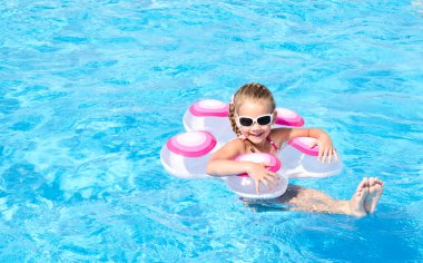 Yüzme Havuzu, küçük kız gülümseyerek 