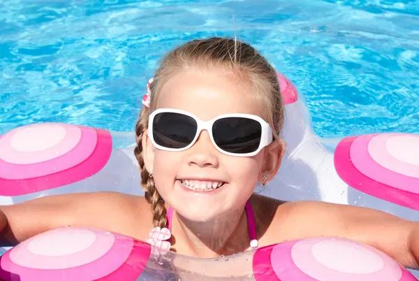 Niña sonriente en la piscina —  Fotos de Stock