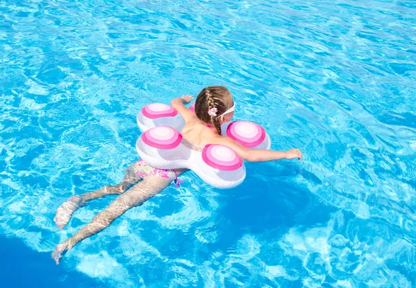 Linda niña en la piscina — Foto de Stock