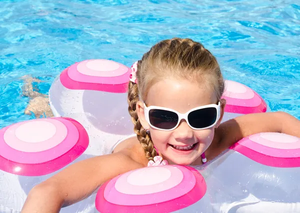 Niña sonriente en la piscina —  Fotos de Stock