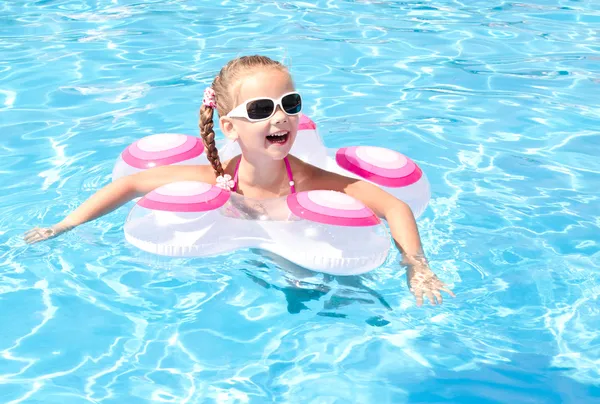 Niña sonriente en la piscina — Foto de Stock