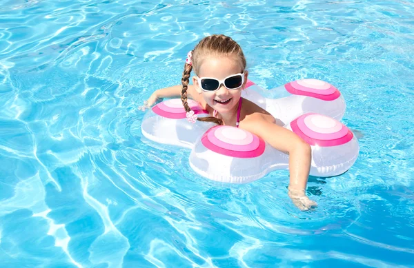 Lachende meisje in zwembad — Stockfoto