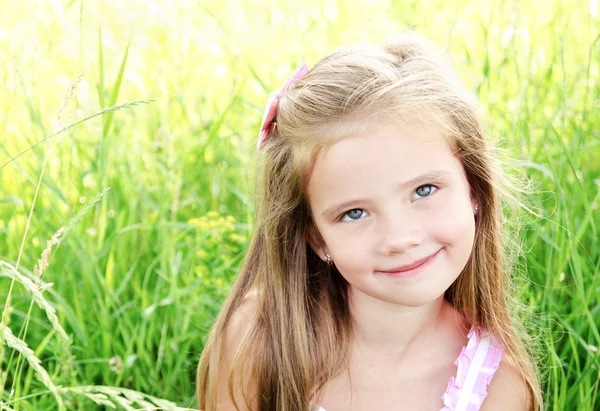 Porträtt av leende bedårande liten flicka — Stockfoto
