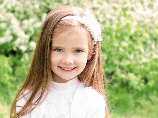 Portrét rozkošný usměvavá holčička — Stock fotografie