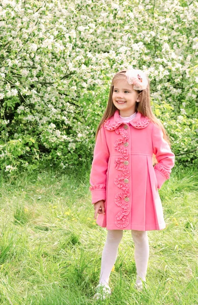 Schattig klein meisje, wandelen in het park — Stockfoto