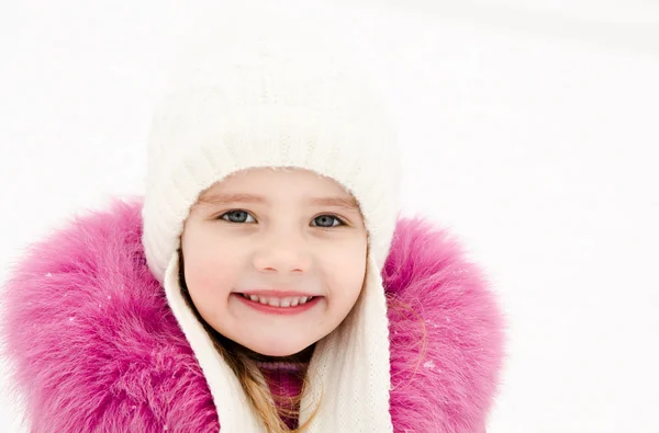 Retrato de niña sonriente en el día de invierno — Foto de Stock