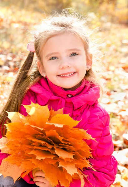 Portrait d'automne de mignonne petite fille souriante aux feuilles d'érable — Photo