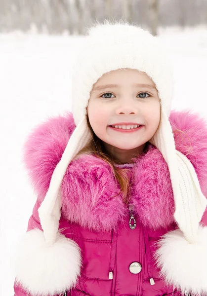 Kış günü, gülümseyen küçük kız portresi — Stok fotoğraf