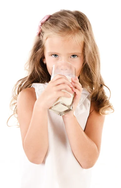 Souriante petite fille buvant du lait isolé sur un blanc — Photo