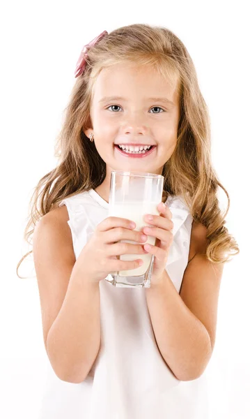 Glimlachend meisje consumptiemelk geïsoleerd op een witte — Stockfoto