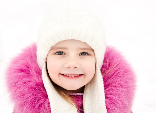 Porträtt av leende liten flicka i vinterdag — Stockfoto