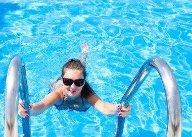 Yüzme havuzunda genç kız 