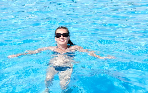 Yüzme havuzunda gülümseyen kız — Stok fotoğraf