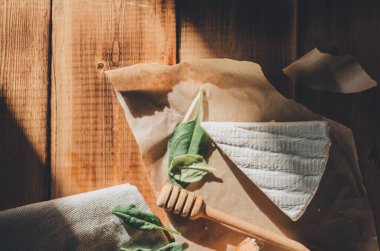 Brie peyniri, kırmızı şarap, bal ve ekmek ile ahşap bir masada akşam yemeği.