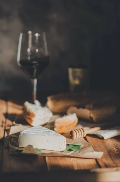 Jantar Com Queijo Brie Vinho Tinto Mel Baguete Uma Mesa — Fotografia de Stock