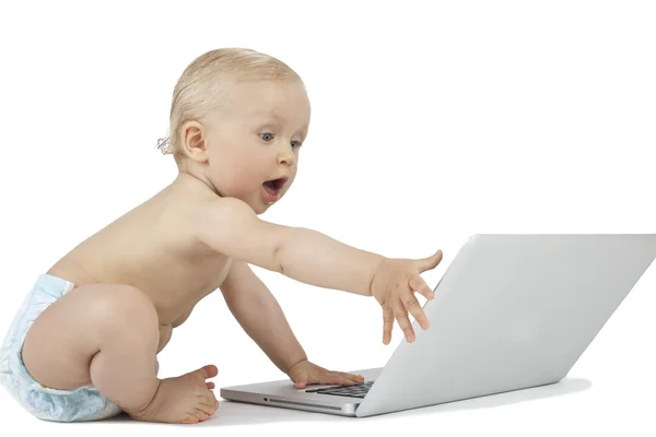 Bebek ve üzerinde beyaz izole laptop
