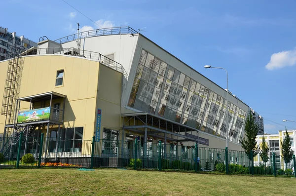 Hiermee centreert u tafeltennis (ping-pong) moskomsporta. Rusland, Moskou, straat krylatskie heuvels, 23. — Stockfoto