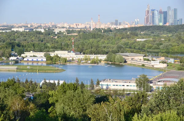 Olympischer Ruderkanal in Chrylatskoje, einem Trainingsstützpunkt. — Stockfoto